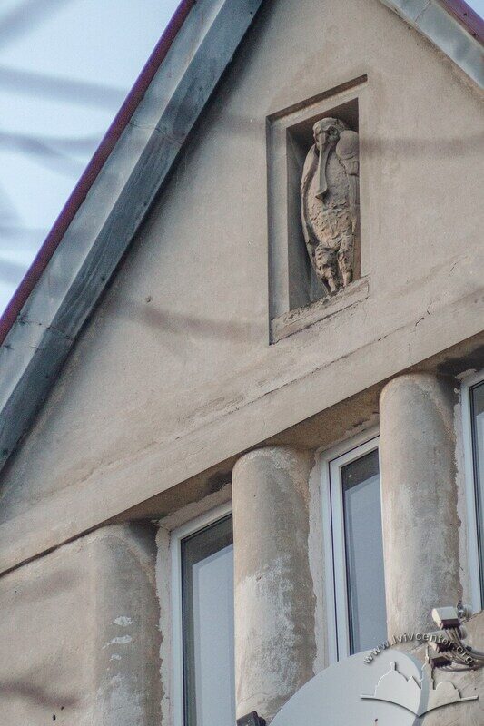 Вул. Вишенського, 13. Вікна третього поверху та причілок із фігурою пелікана