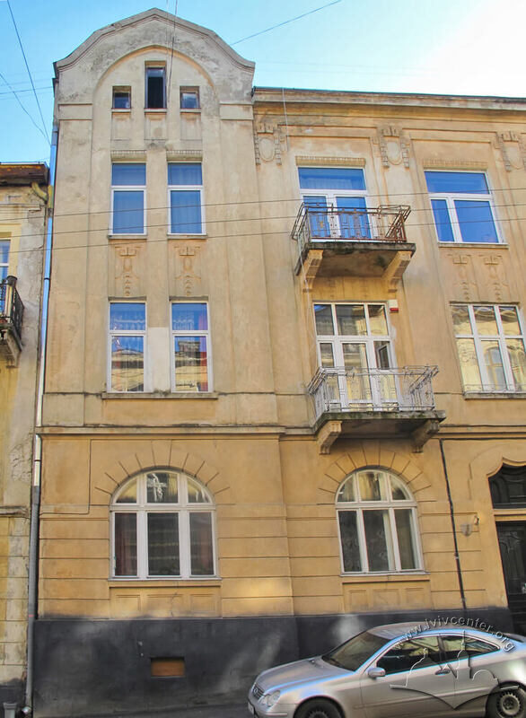 Вул. Тарнавського, 25. Фрагмент чільного фасаду. Лівий пристінок
