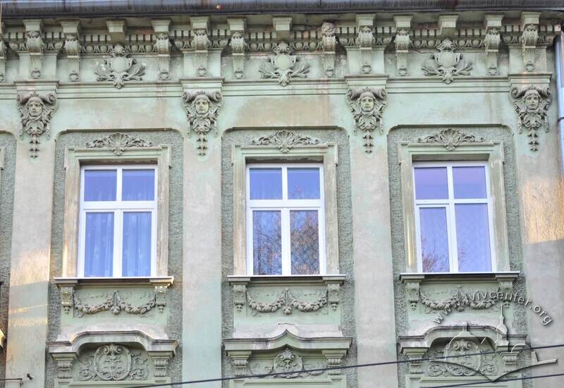 Вул. Крушельницької, 19а. Вікна 3-го поверху