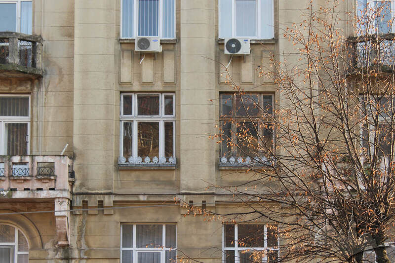 Вул. Дорошенка, 75. Фрагмент головного фасаду. У центрі – вікна 2-го поверху