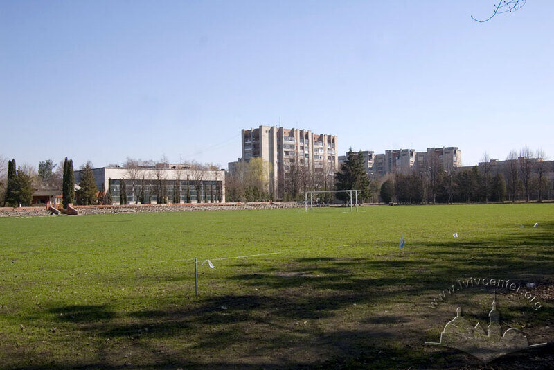 Вул. Патона, 1. Вигляд комплексу з південного заходу
