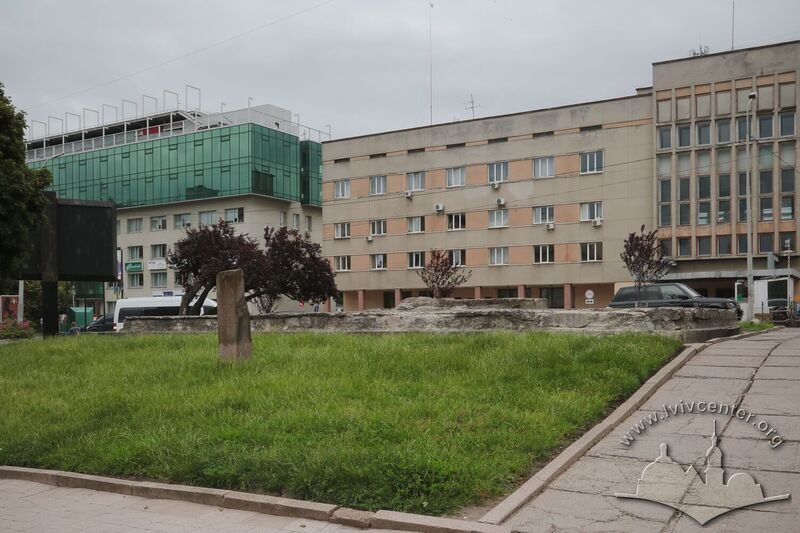 Пл. Петрушевича. Залізобетонна плита, що була основою пам'ятника Ярославові Галану