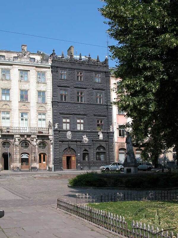 Пл. Ринок, 4. Вид на головний фасад кам'яниці, справа видний фонтан зі скульптурою Адоніса