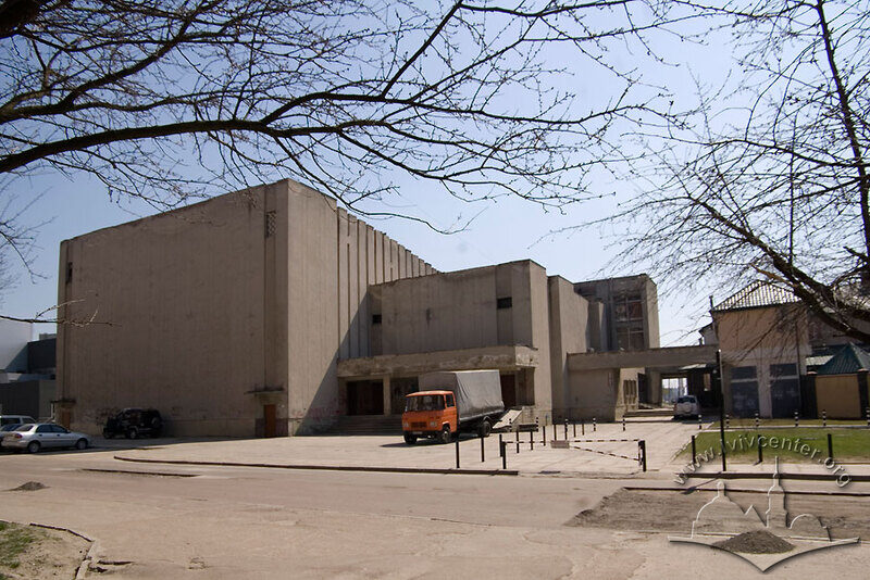 Просп. Червоної Калини, 81. Вигляд будинку кінотеатру з тилу