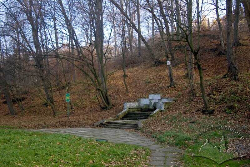 “Залізна вода”: джерело під північним схилом височини, на якій знаходиться парк.