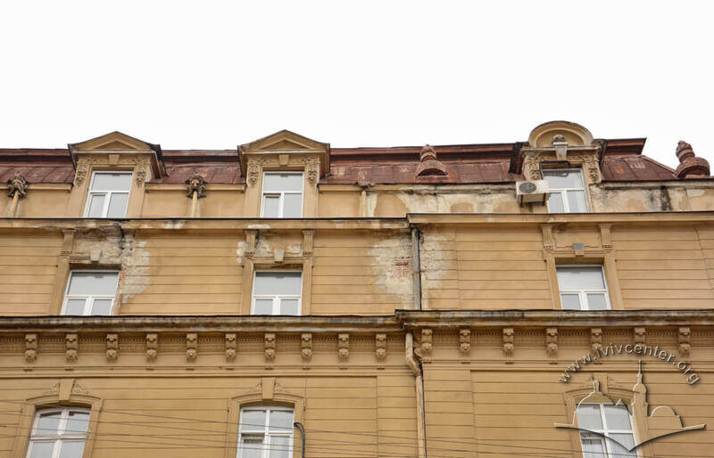 Вул. Січових стрільців, 14. Фрагмент фасаду (рівень 5-го і мансардного поверхів)