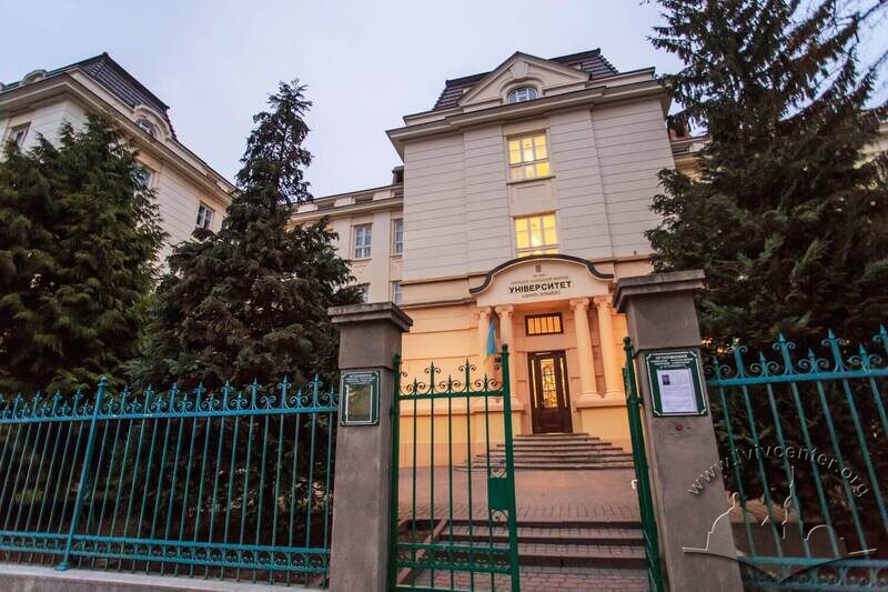 Вул. Пекарська, 69.