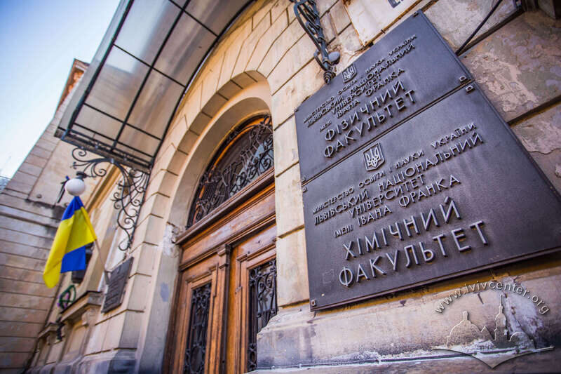 Вул. Кирила і Мефодія, 8. Головний вхід та