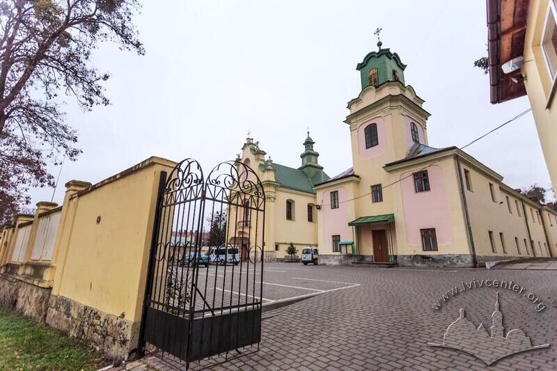 Вул. Жовківська, 8. В'їзд на територію