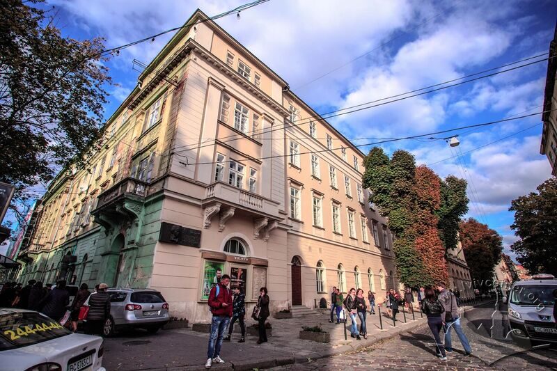 Вул. Лесі Українки, 1. Південно-західний кут будинку театру (вигляд з перехрестя просп. Свободи і вул. Лесі Українки)