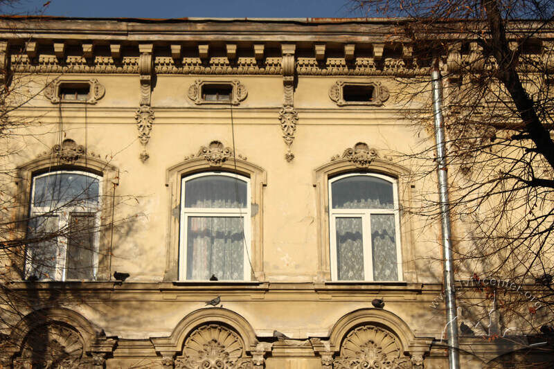 Вул. Левицького, 7. Вікна 3-го поверху