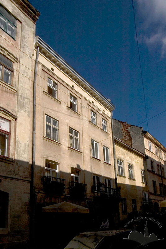 Вул. Вірменська, 15. Будинок в оточуючій рядовій забудові