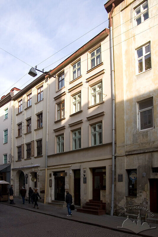 Вул. Сербська, 5. Вигляд з півдня