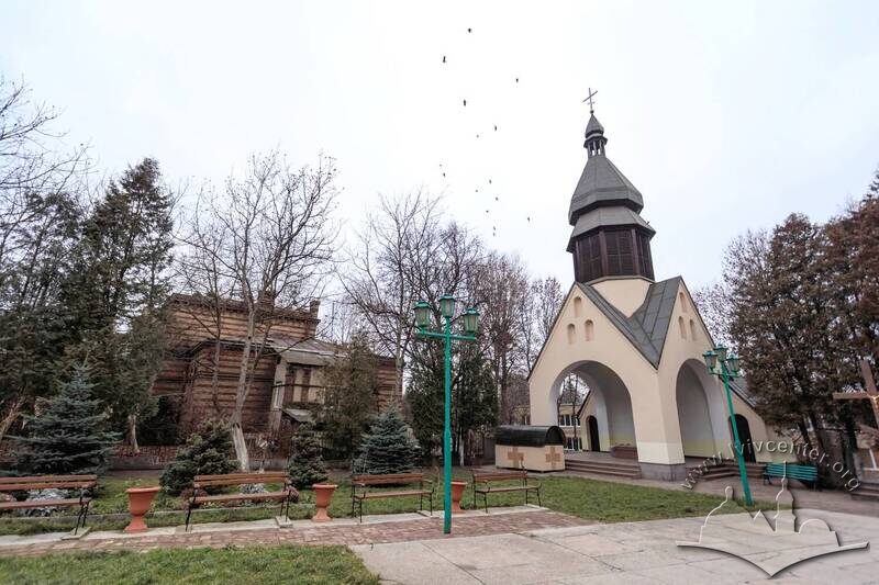 Вул. Хмельницького, 77. Сучасна каплиця розміщена поруч з церквою, за деревами – колишня плебанія (кін. ХІХ ст.), сьогодні цей будинок покинутий