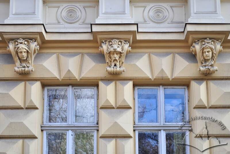 Вул. Крушельницької, 17. Кронштейни з маскаронами, що підтримують розташовані вище пілястри. Поверхня стіни першого поверху оформлена діамантовим рустом