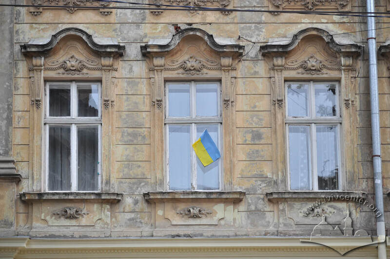 Вул. Генерала Чупринки, 7. Вікна 2-го поверху