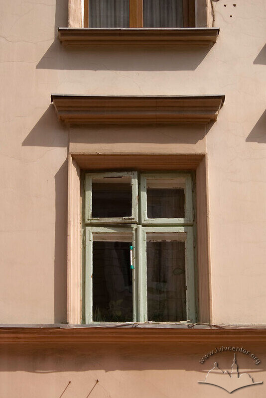 Вул. Сербська, 5. Вікно ІІ-го поверху