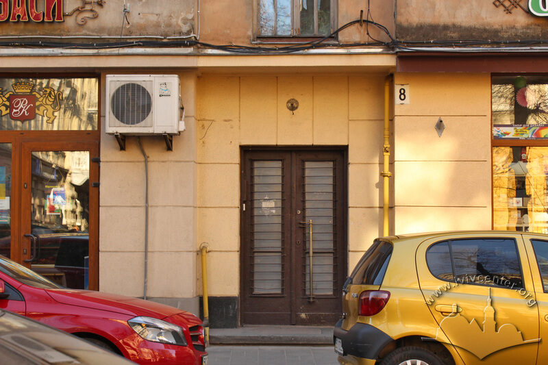 Вул. Левицького, 8. Головний вхід