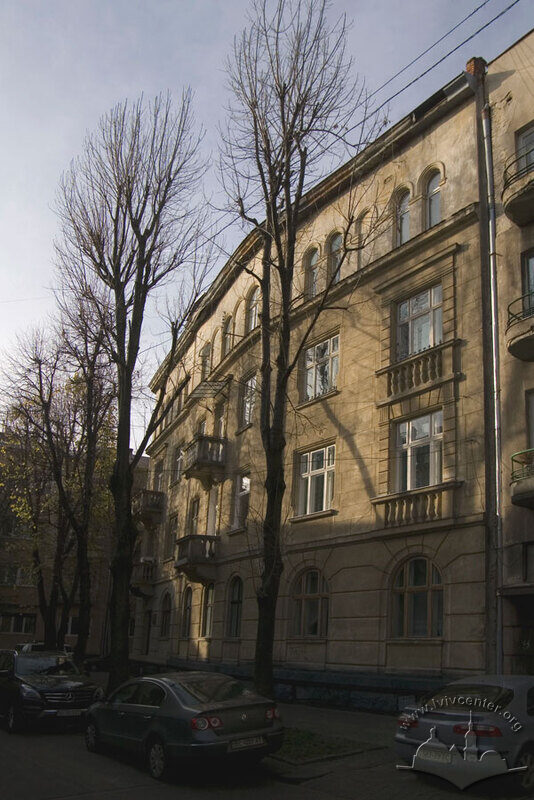 Вул. Академіка Павлова, 9. Бічний фасад будинку