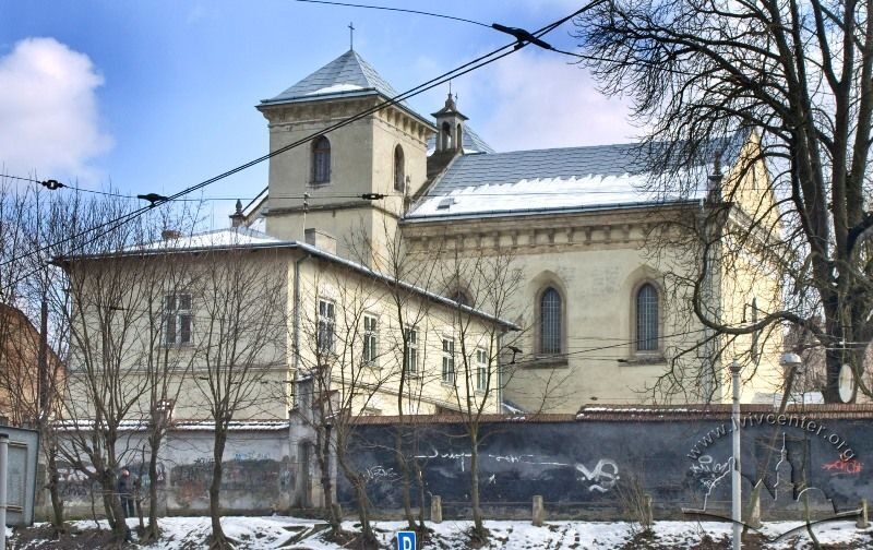 Вул. Коперника, 27. Вигляд костелу з початку вул. Бандери