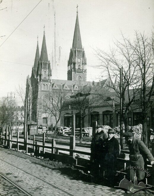 Кінотеатр "Ґражина". Діяв упродовж 1912-1939 рр. на вул. Леона Сапеги, 34 (нині вул. С. Бандери). Демонтований у 1939 р.