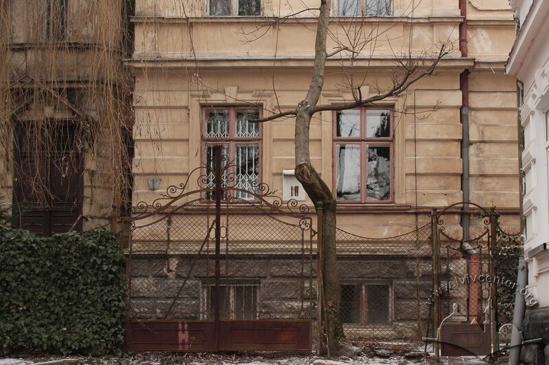 Вул. Кирила і Мефодія, 18