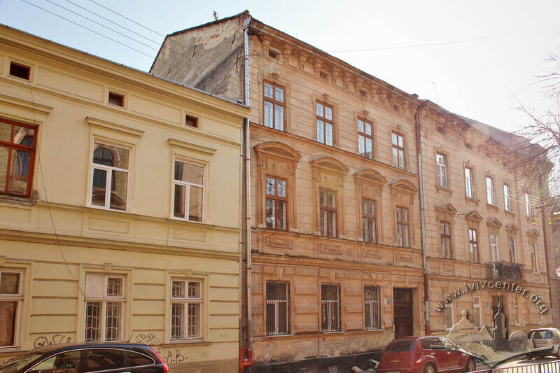 Вул. Кониського, 1, 3, 5.