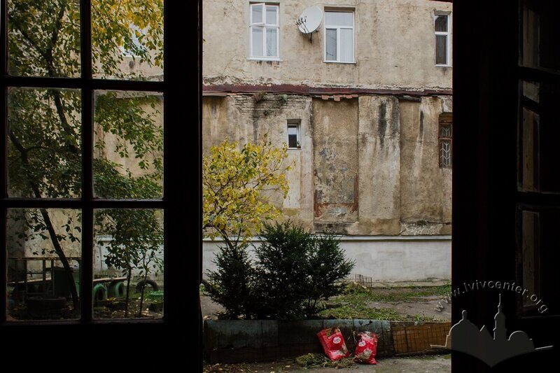 Вул. Заводська. Фрагменти синагоги що видні з проїзду житлової кам'яниці №3
