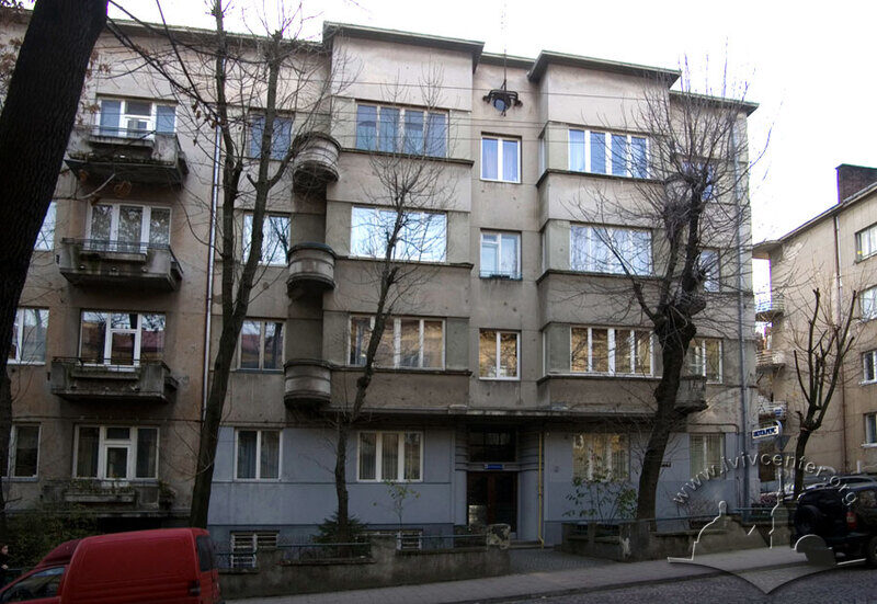 Вул. Дорошенка, 49. Головний фасад будинку