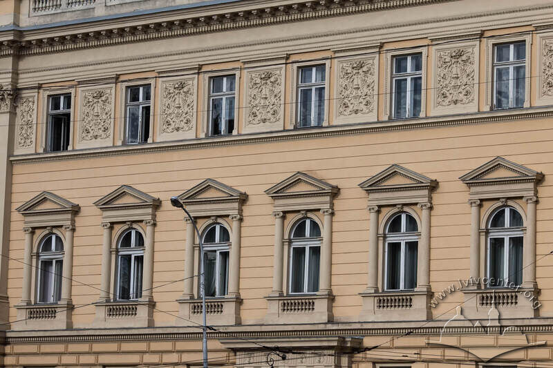 Вул. Університетська, 1. Вікна 2-го - 3-го поверхів на бічних крилах фасаду