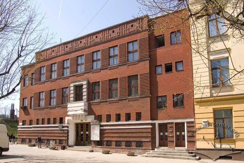 Вул. Кушевича, 1. Головний (східний) фасад будинку