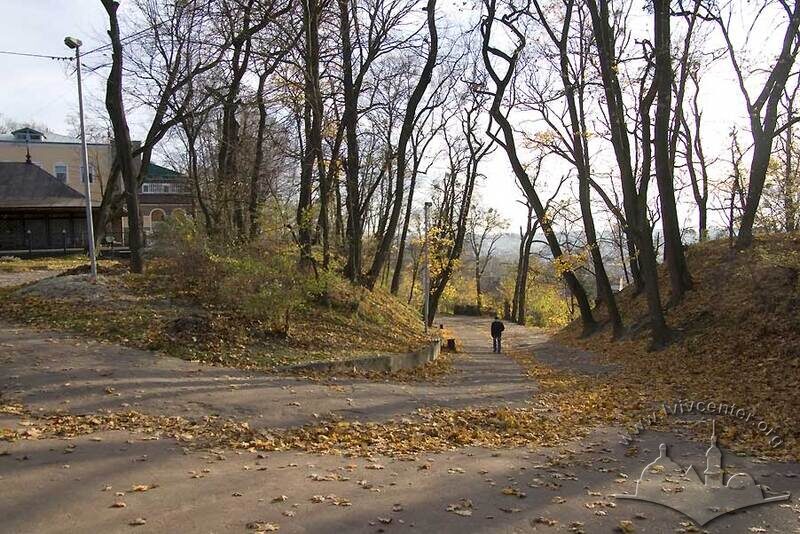 Вулиця Високий Замок, підйом до нижньої тераси однойменного парку.