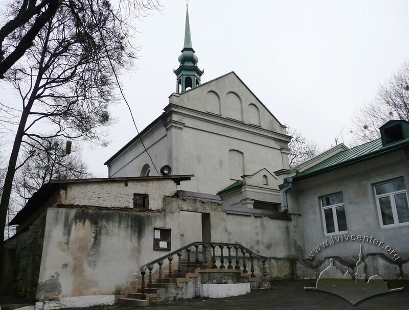 Вул. Довбуша, 24. Вхід до церкви