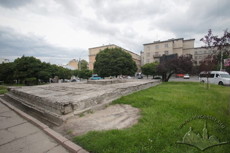 Пл. Петрушевича. Залізобетонна плита, що була основою пам'ятника Ярославові Галану
