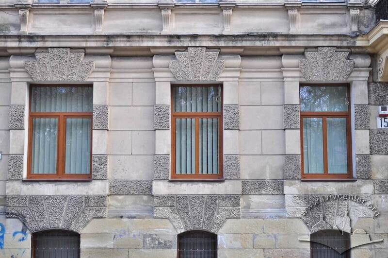 Вул. Крушельницької, 15. Вікна 1-го поверху