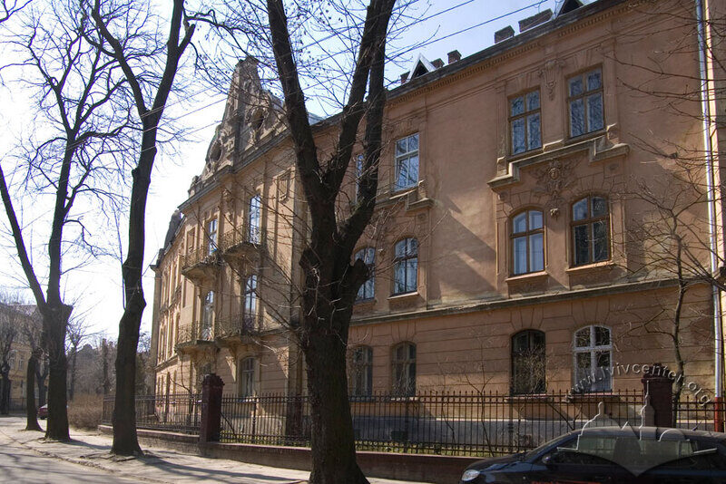 Фасад будинку №24 і фрагмент будинку №22 на вул. Котляревського