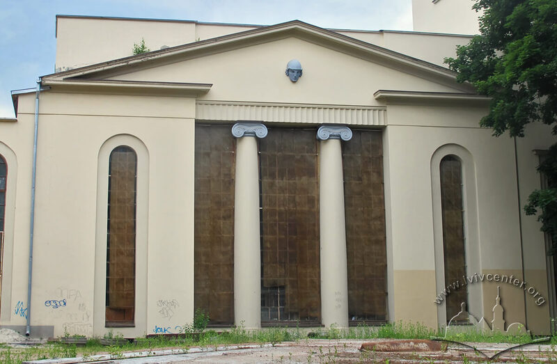 Вул. Устияновича, 5. Фрагмент східного фасаду