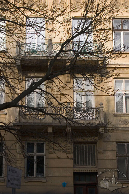 Вул. Бандери, 16. Фрагмент головного фасаду