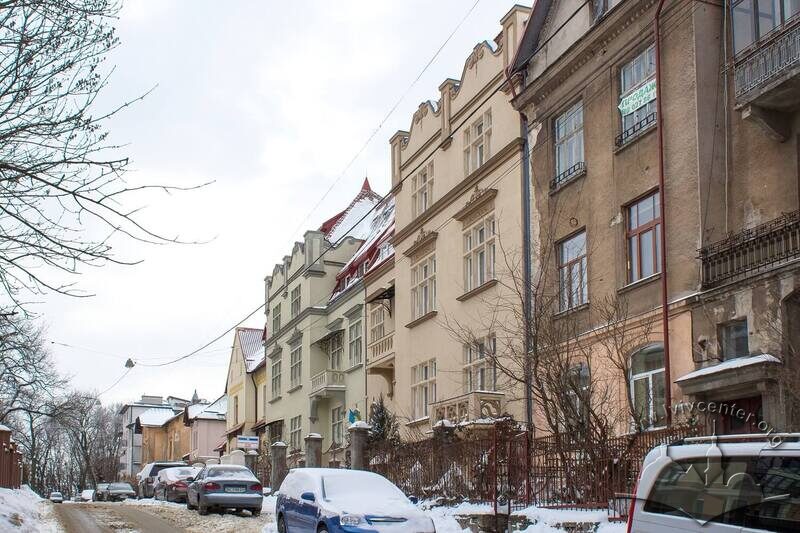 Вул. Барвінських. У центрі фото - будинки №№6-8