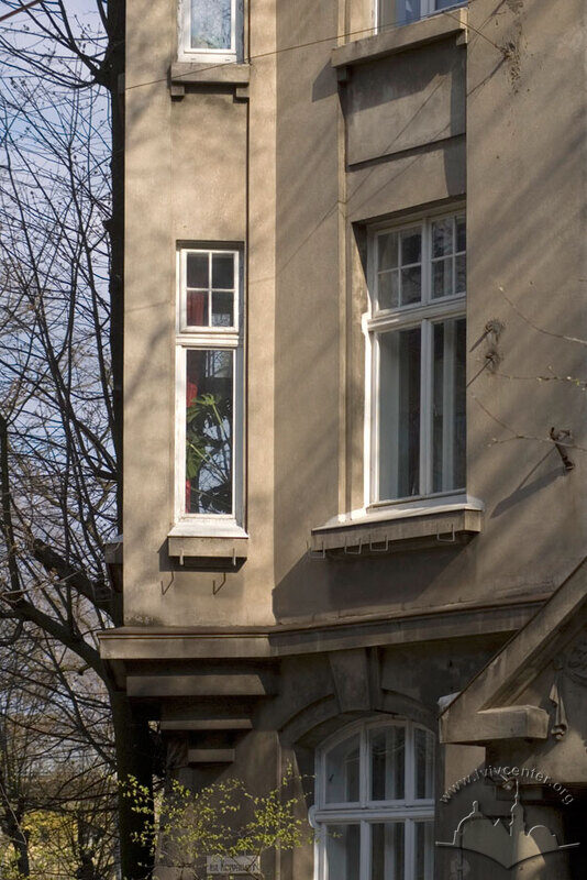 Вул. Котляревського, 15. Деталь головного фасаду, зліва - фрагмент наріжного еркера