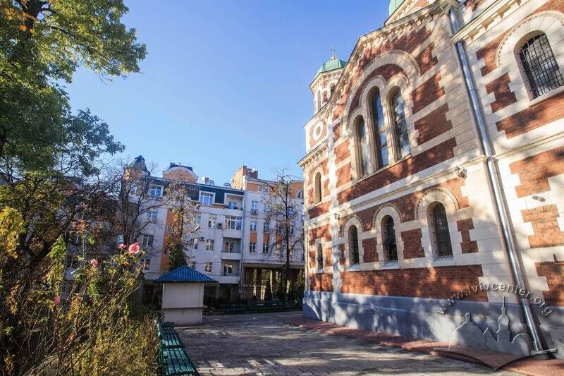 Вул. Короленка, 3. Вид з церковного подвір'я у бік житлової забудови на парному боці вул. Короленка