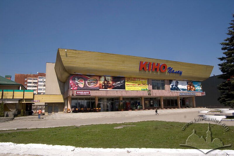 Просп. Червоної Калини, 81. Головний фасад кінотеатру