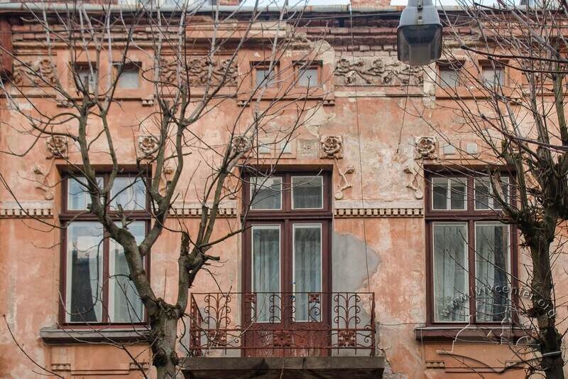 Вул. Вишенського, 20. Вікна і балкон другого поверху