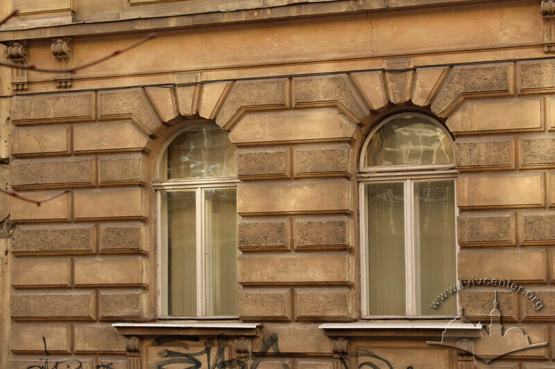 Вул. Крушельницької, 1. Вікна 1-го поверху з автентичною столяркою