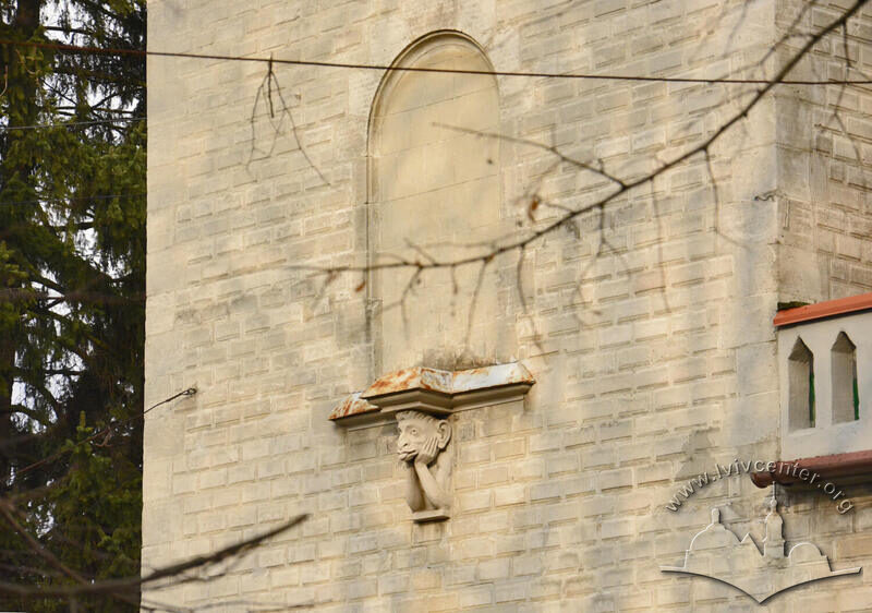 Вул. Галицької армії, 5. Консоль-химера на головному фасаді