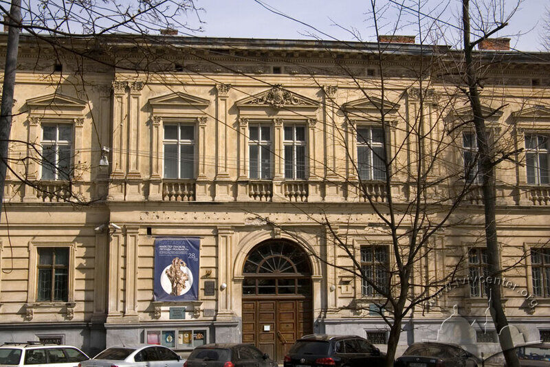 Вул. Стефаника, 3. Центральна частина головного фасаду