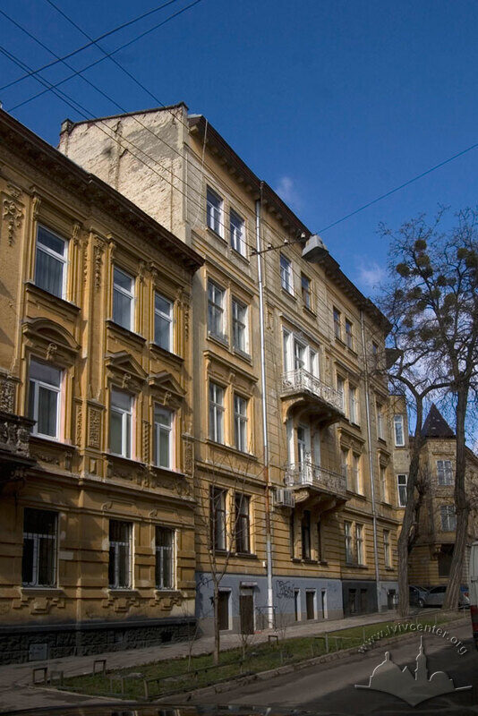 Вул. Академіка Богомольця, 10. Вид на бічний фасад (з вул. Кльоновича)