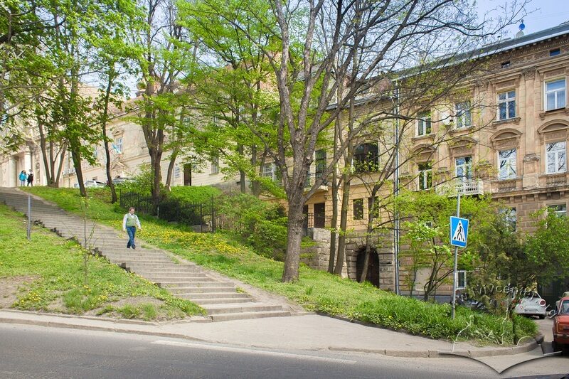 Вул. Винниченка, посередині – будинок №28