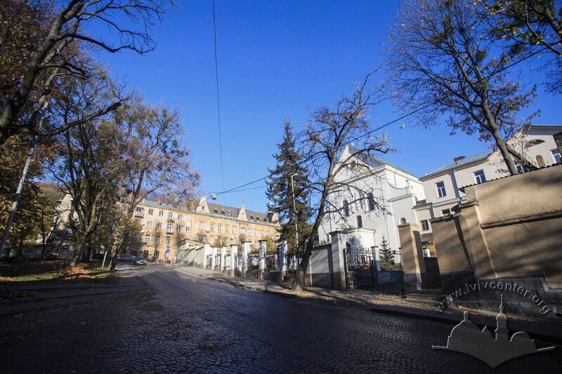 Вул. Короленка, 1. Вигляд комплексу з вул. Короленка у напрямку вул. Лисенка