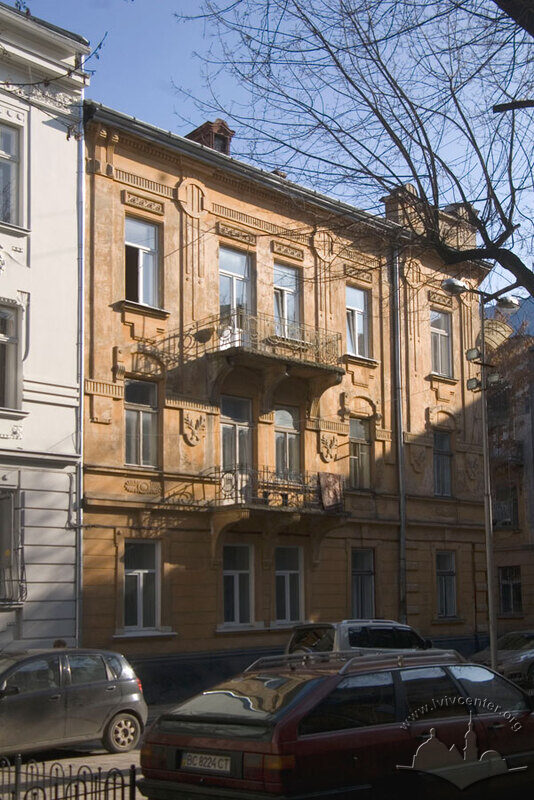 Вул. Академіка Богомольця, 11а. Бічний фасад, орієнтований на "рондо"